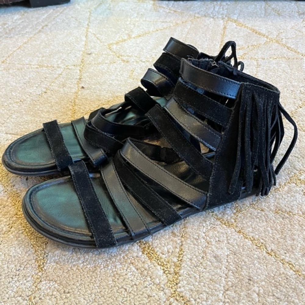 Minnetonka Black Sandals with Minimalist Design - Picture 5 of 8